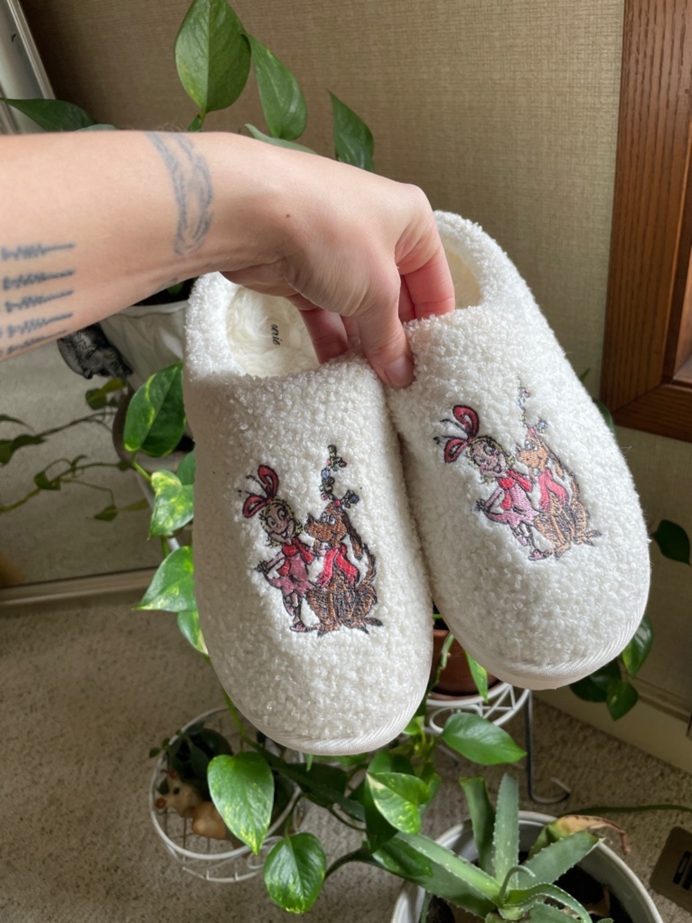 Aerie Plush White Grinch Christmas Sherpa Slippers NEW 8